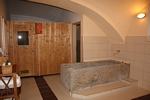 Sauna und restauriertes gotisches Kaltbecken II